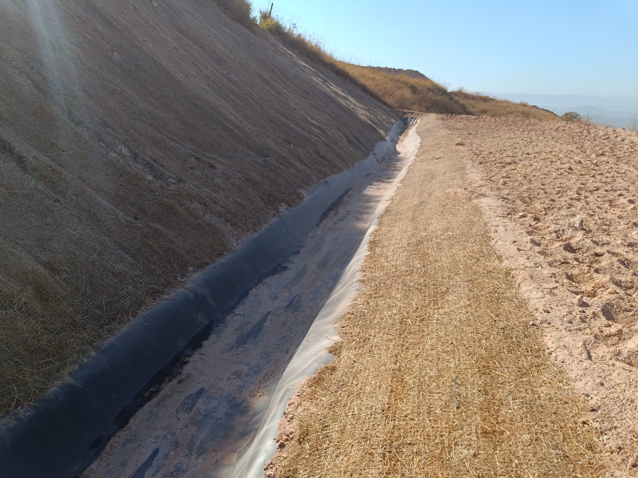 Canaleta verde com hidrossemeadura