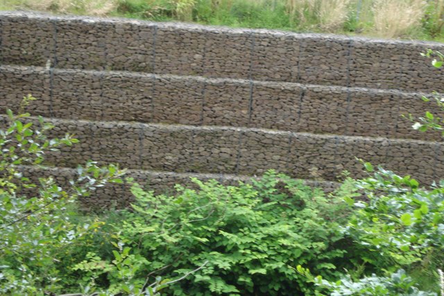 Gabião em margem de rio