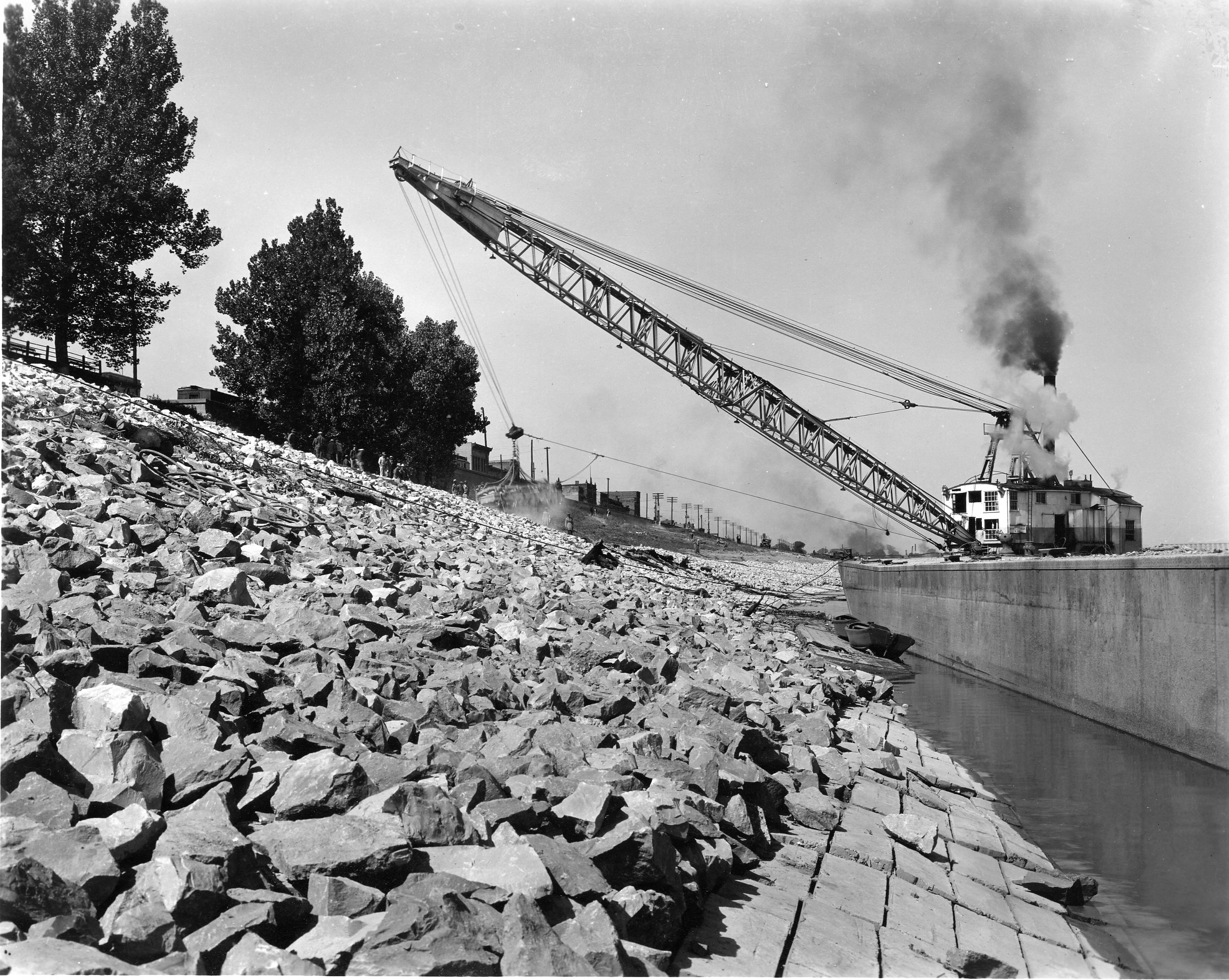 Enrocamento em margem de rio