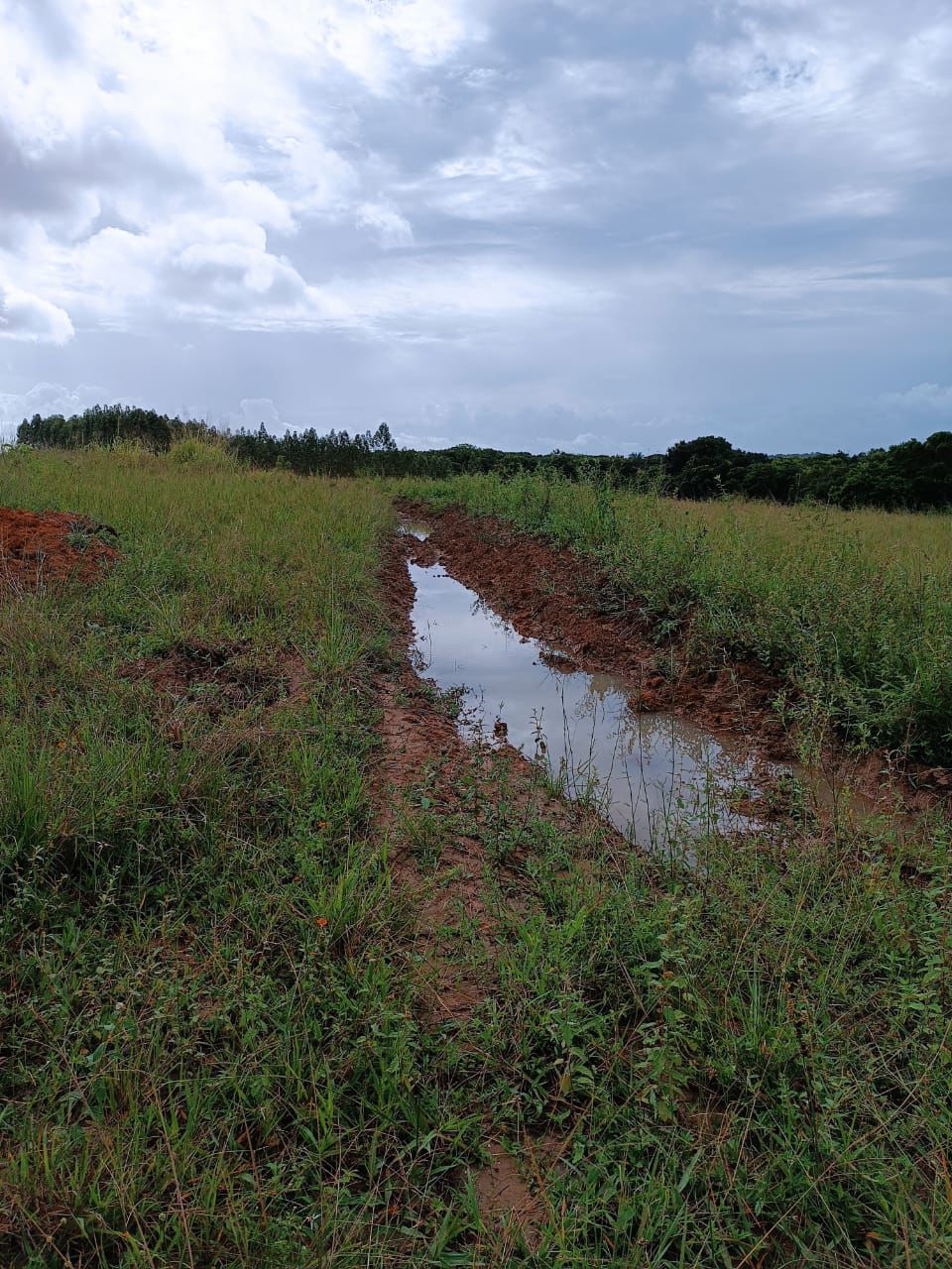Canal cheio em funcionamento