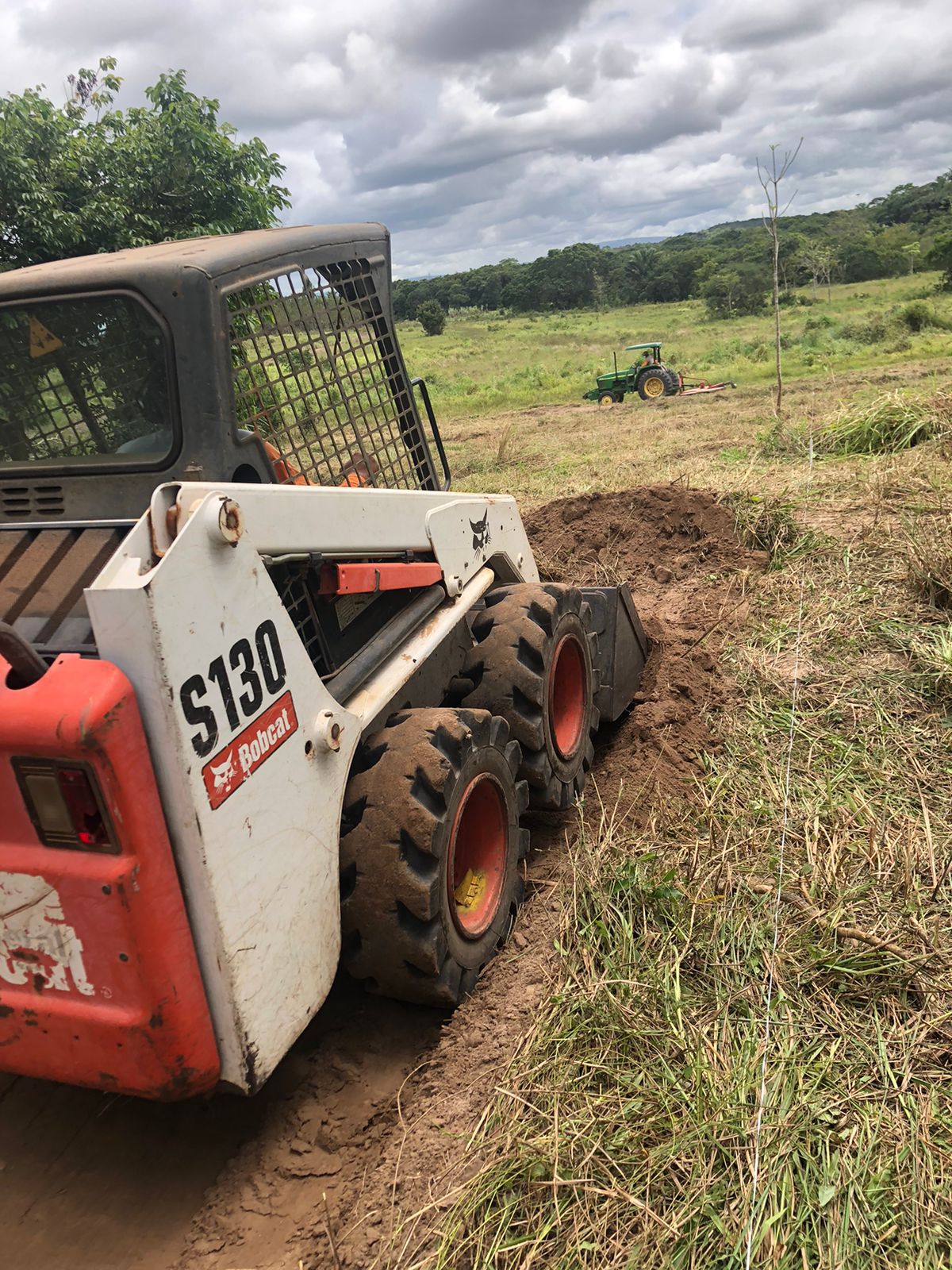 Escavação de canal escoadouro