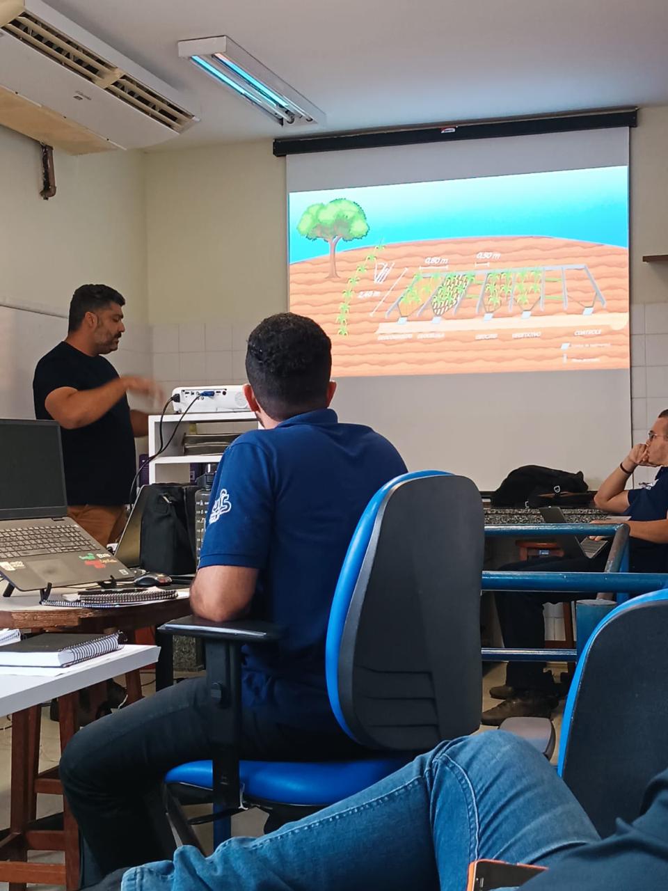 Professor Luiz Diego em aula expositiva