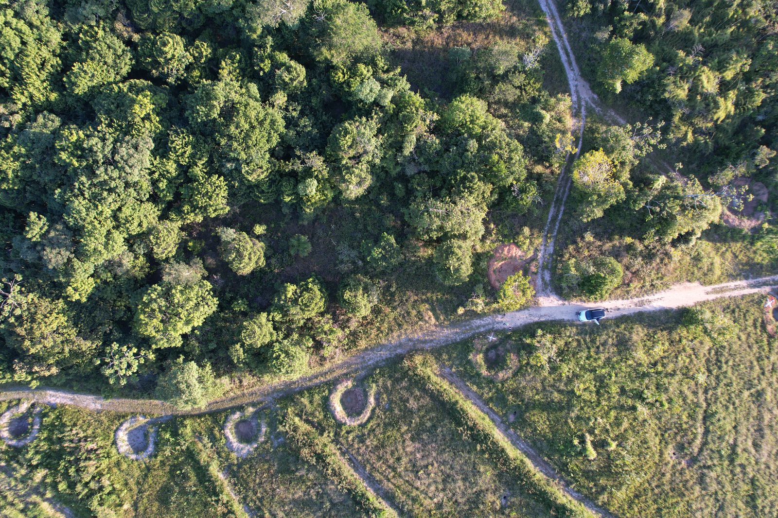 Vista aérea de bacias de captação para gestão hídrica